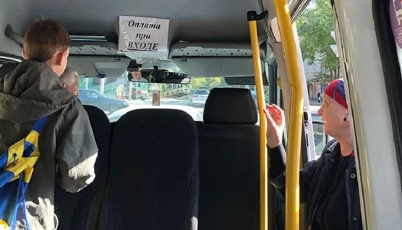 Штраф за проезд без билета в автобусе. Езда в маршрутке. водитель маршрутки. автобус едет. пассажиры в городском автобусе.