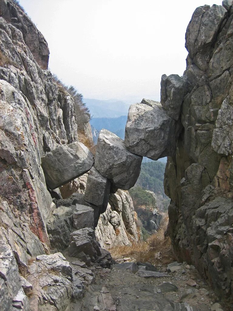 Шикимори аниме 2022. Мост в хуаншань, аньхой, китай. Гора бессмертных. Шаньдун горы тай. Мост бессмертных на горе тайшань.