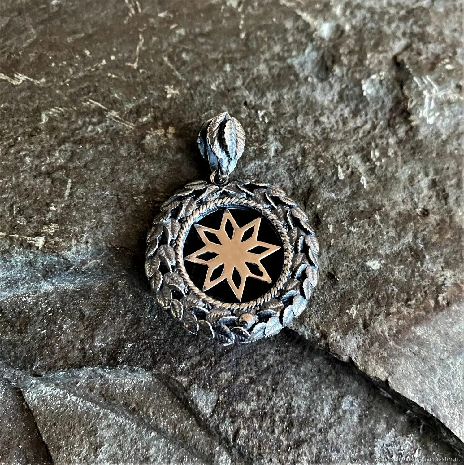 Оберег в виде цветка с 8 лепестками. Алатырь оберег амулет 925. Алатырь оберег женский. Алатырь оберег. Алатырь с сердцем.