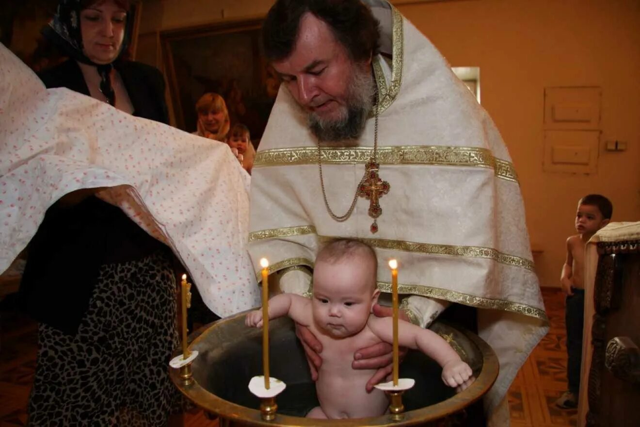 Крещение ребенка. Крещение в церкви. Крещение в храме. Крещение детей в церкви. Крещение какие даты