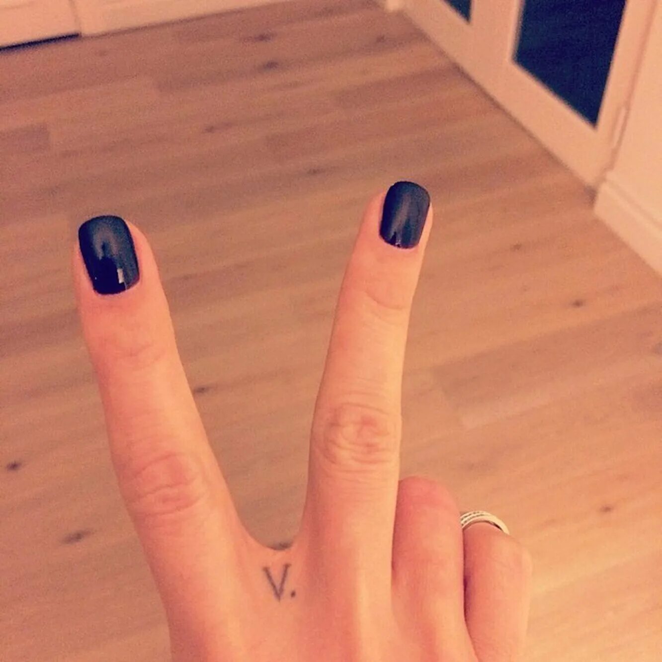 фотографирует на телефон. смартфон в руке. девушка с телефоном в руках. девушка селфи с телефоном. селфи руки девушки.