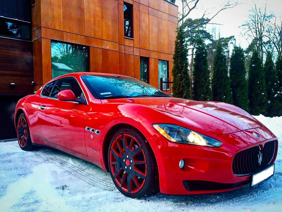 Мазерати цена. Красный Мазератти. Maserati Gran Turismo Red. Мазерати 2013 года купе. Мазерати седан 1997 красный.