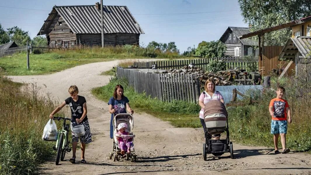 Современная деревня в России. Деревни и села России. Русская деревня люди. Дауншифтинг в России в деревне.