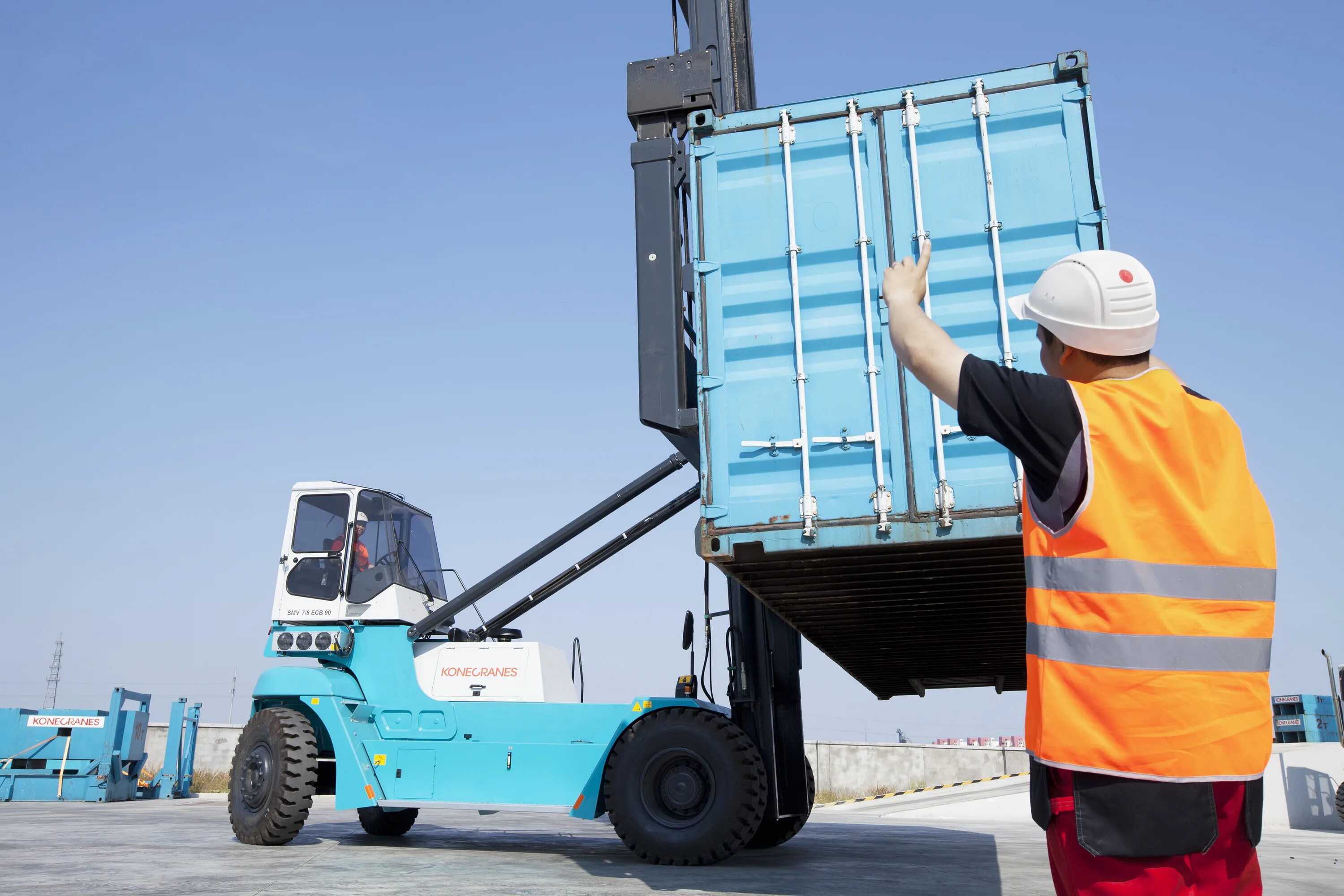 Lift Truck Ричстакер. Handling. Handling Equipment. Container with lifttruck. Handling out