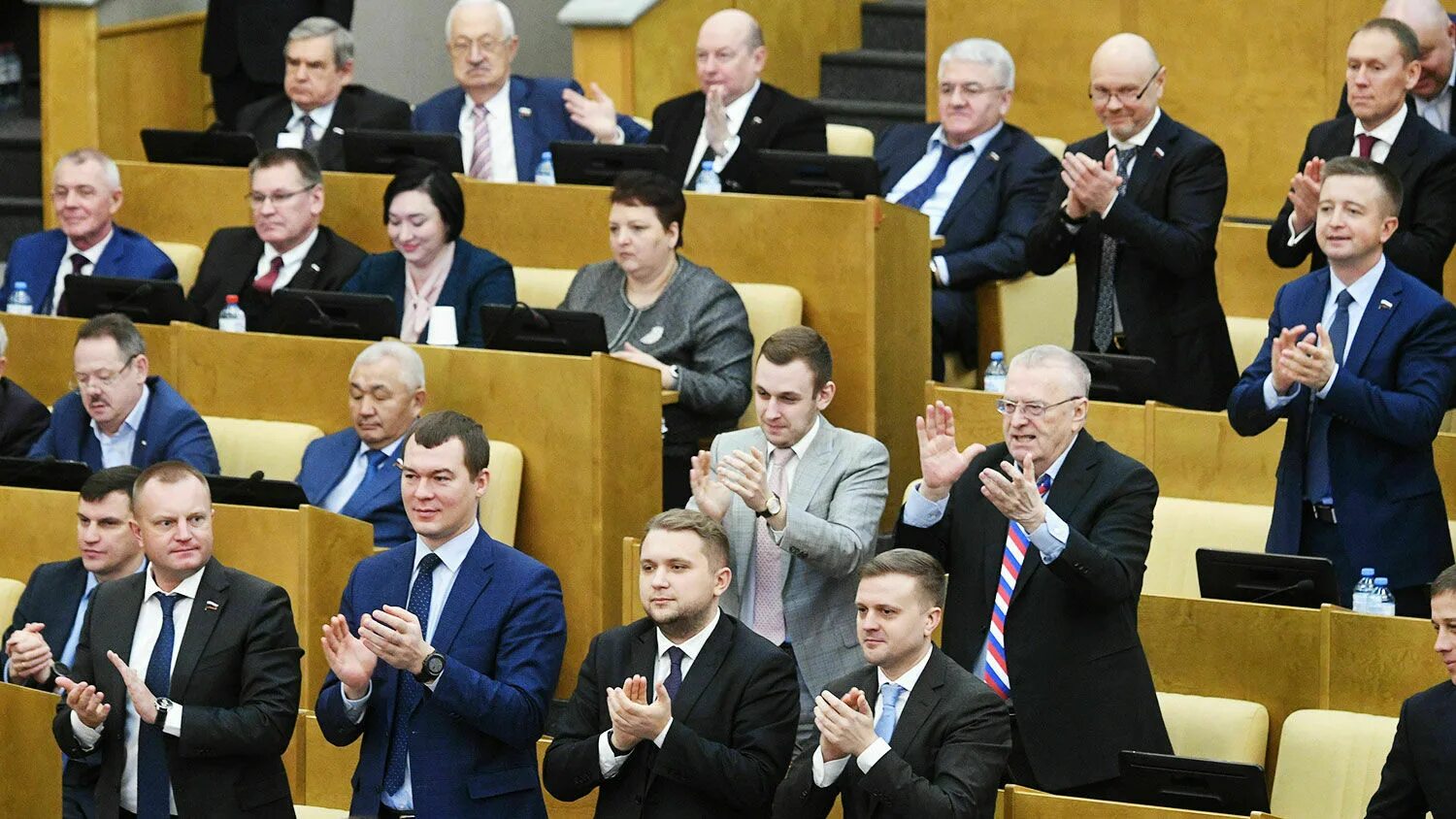 Депутаты законодательная власть. Государственная Дума РФ 450 депутатов. Депутаты Госдумы 2021 в России. Госдума РФ 2020. Дума РФ фото депутатов.