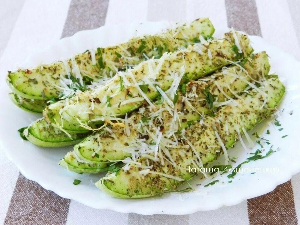 Кабачки запеченные в духовке. Запечь молодой кабачок. Запеченные кабачки с сыром. Кабачки в духовке. Кабачки с сыром и чесноком.