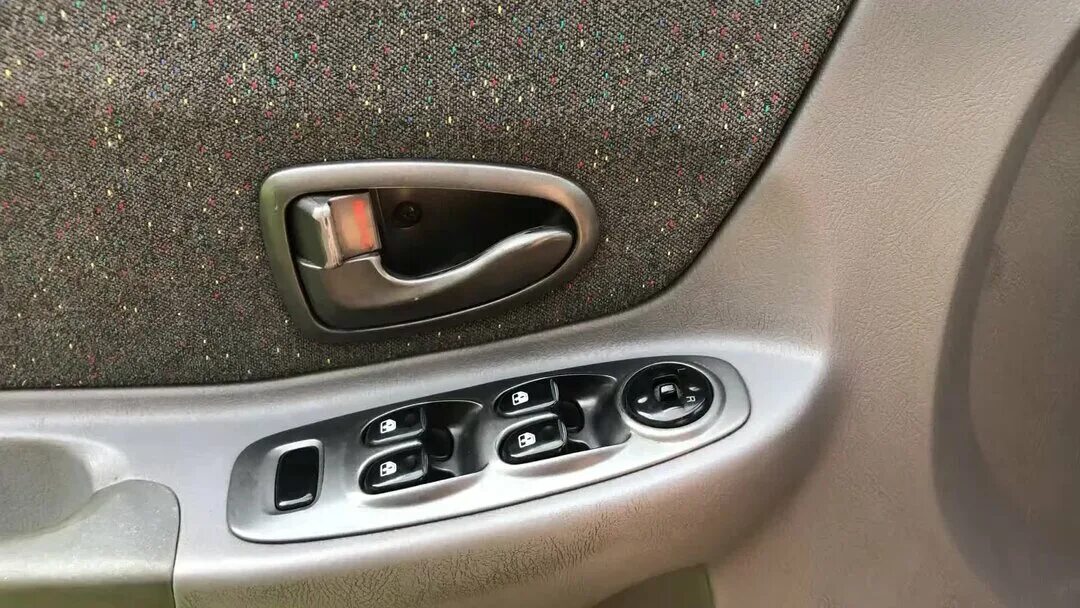 ручка двери акцент тагаз левая передняя внутренняя артикул. ручка хендай акцент внутренняя. внутренняя ручка двери хендай акцент. ручка внутренняя левая акцент. ручка внутренняя правая акцент тагаз 2008.