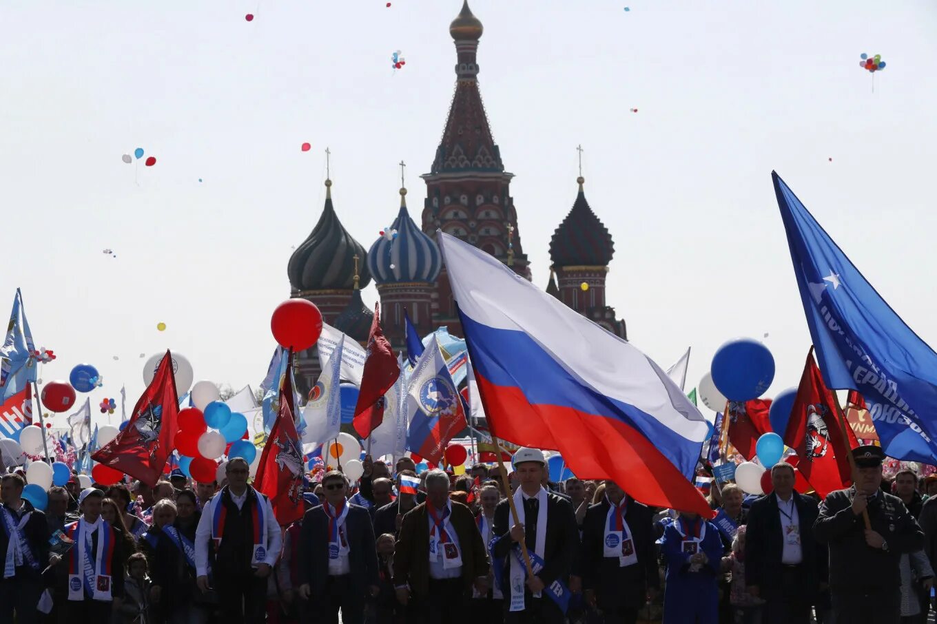 Первомое шествиме в Москве. Красная площадь праздник. Праздник на красной ПЛОЗАД. Демонстрации в России.