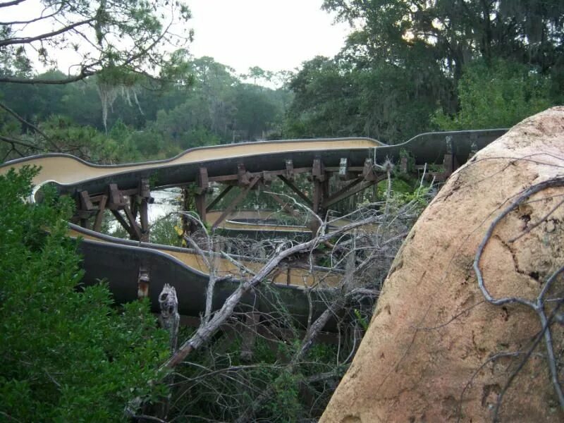 River country. Заброшенный парк Дисней 1976. Заброшенный парк Диснейленд 1976. Заброшенный парк аттракционов Диснейленд. Аквапарк Диснейленд заброшенный.