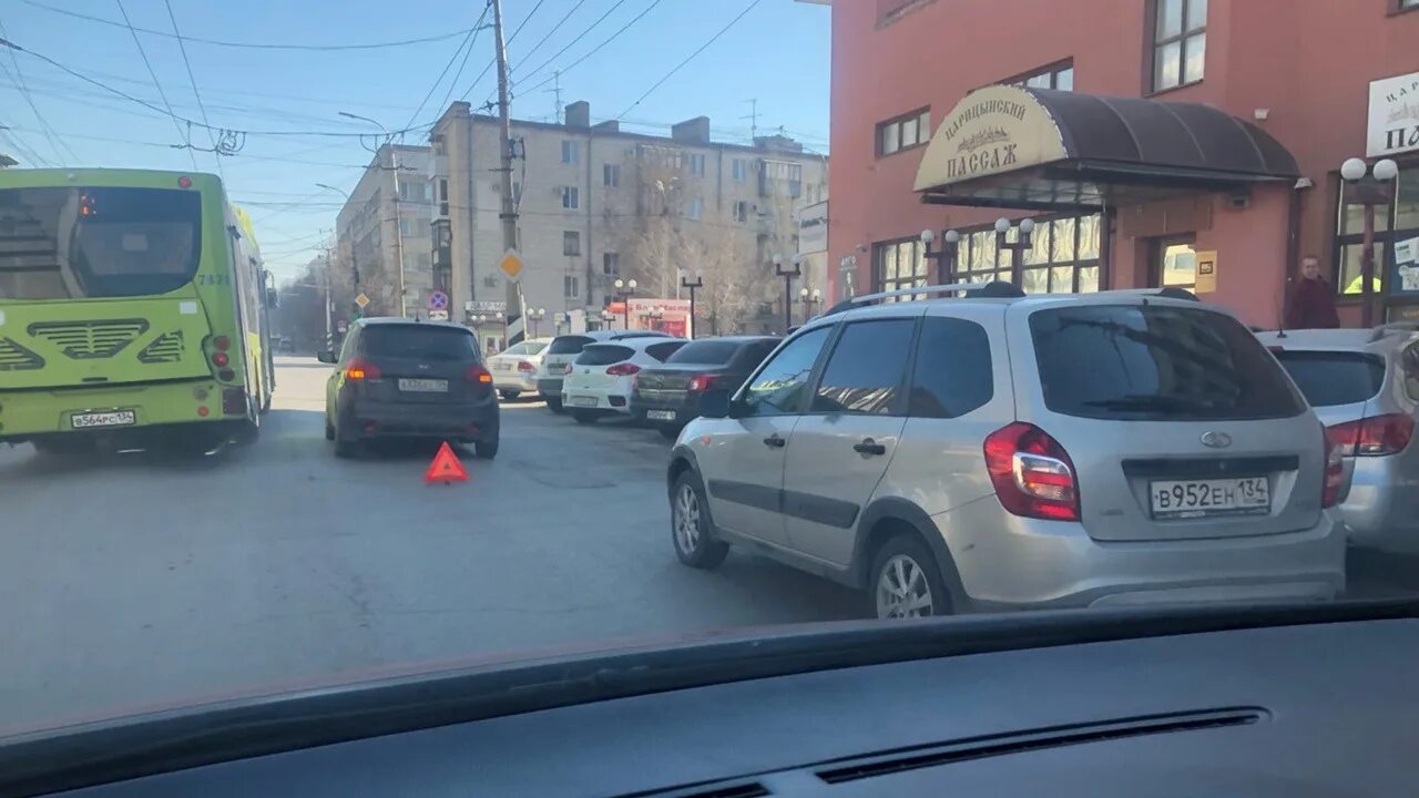 Машины в городе пробки. Пробки по колесам. Город улица машины Волгоград.