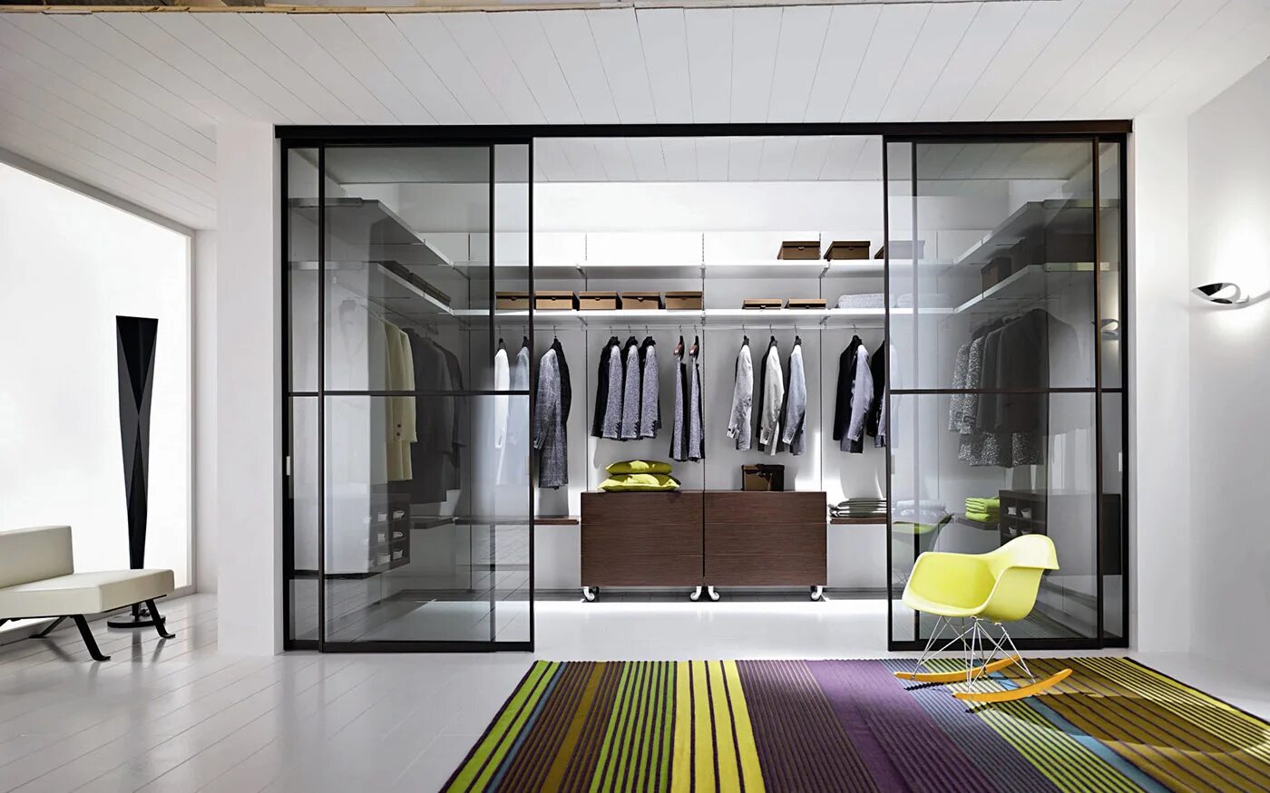 Стильный шкаф в спальню в современном стиле. Спальня со стеклянным шкафом. Спальня со стеклянным шкафом. Зеркальный шкаф в спальне. Гардеробная со стеклянной перегородкой.