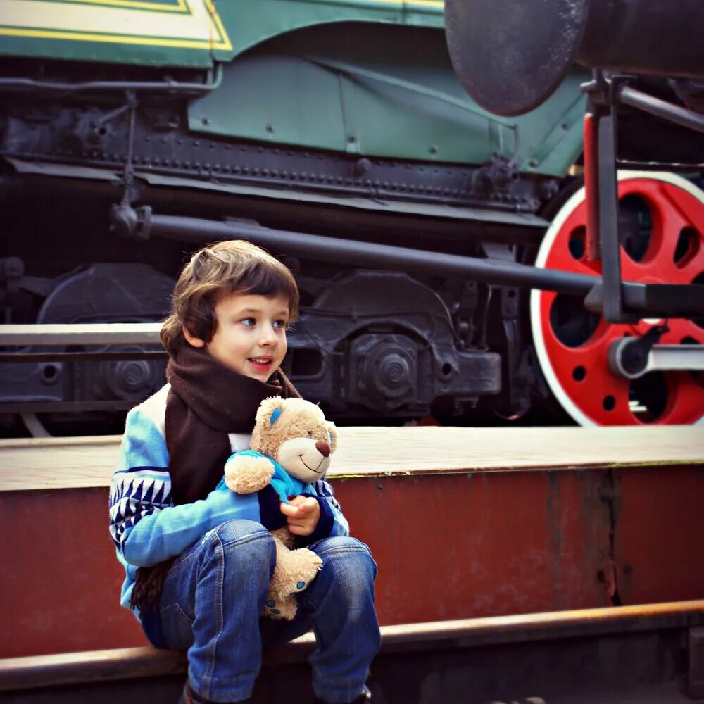 Мальчики поезд с мамой. Поезда для детей. Железная дорога для детей. Фотосессия в поезде детей. Про поезда для мальчиков.