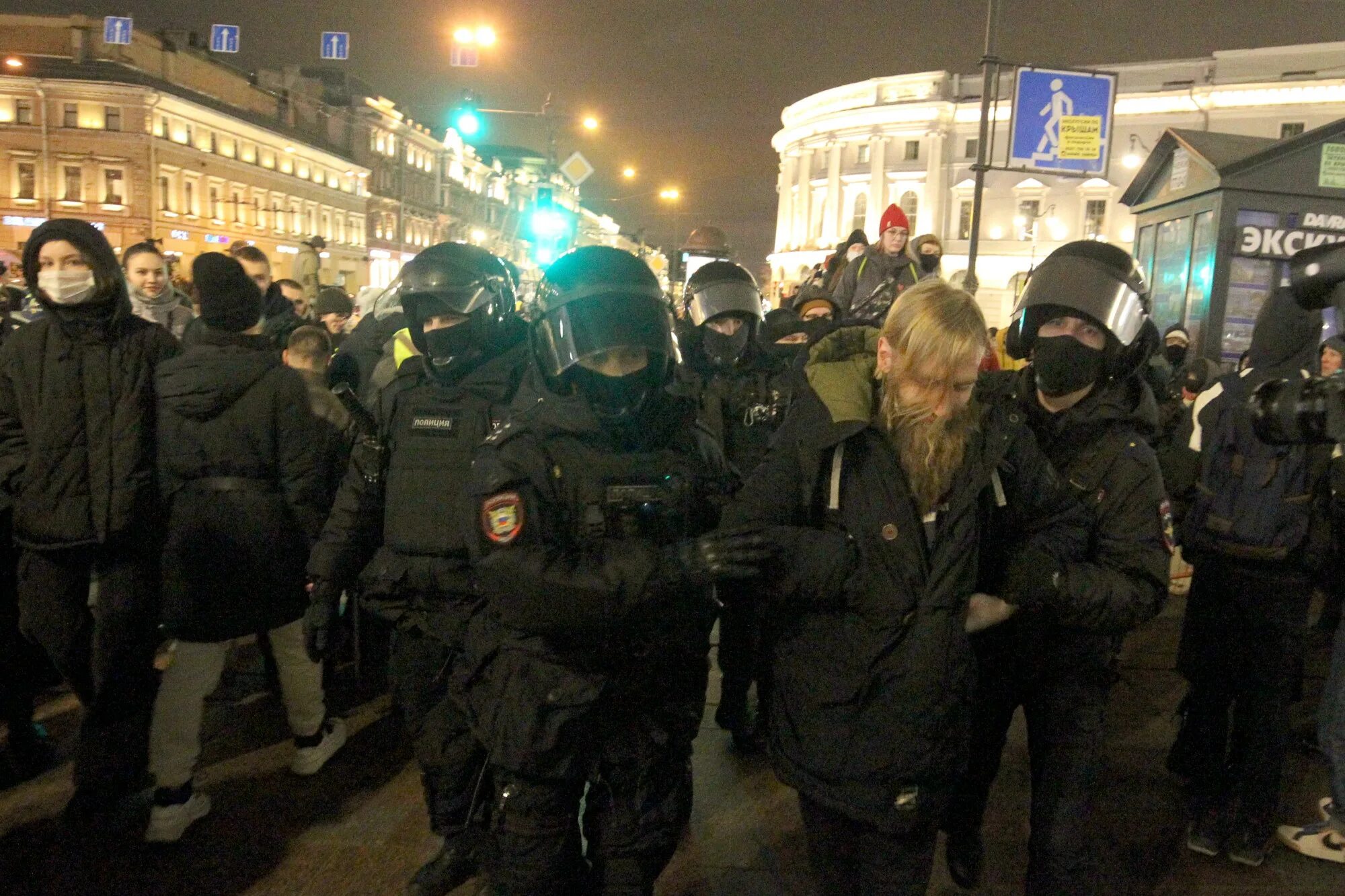 Протесты в Петербурге. Протесты в Украине. Омоновцы на Украине. ОМОН на Украине.