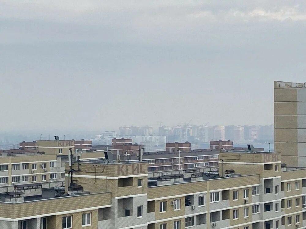 Сильный дождь из окна. Горящее здание. Краснодар в дыму. Гарь краснодар. Пожары в краснодаре 2022.