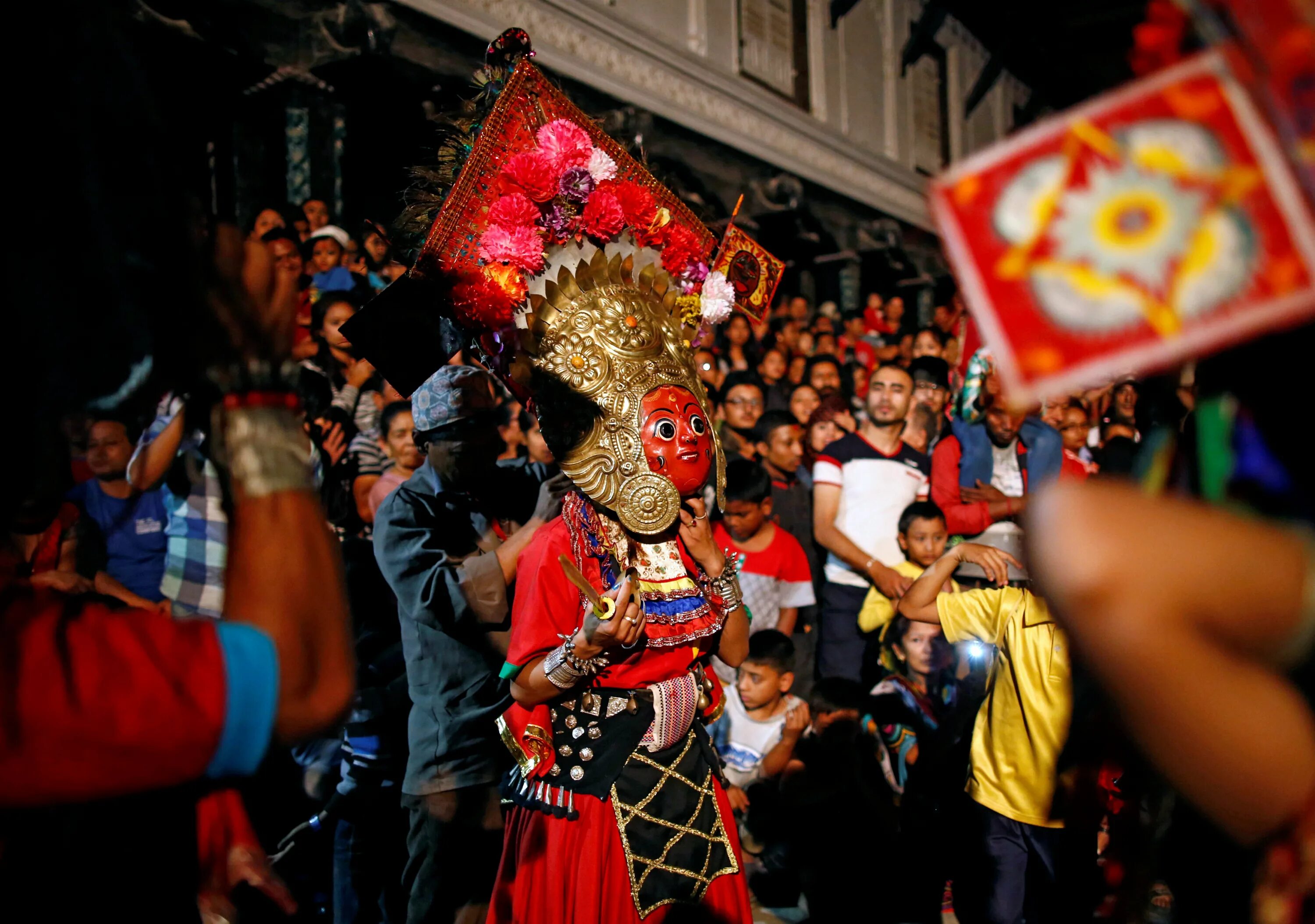 Бискет джатра. Непал индра джатра. индра джатра фестиваль. bisket jatra nepal.
