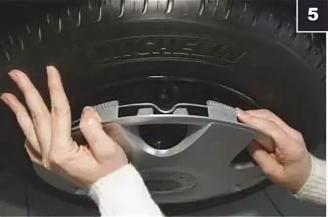 Ремонтный колпачок на колесо. Как одеть колпаки на колеса. Как правильно одеть колпак. Как правильно одеть колпак. Авто.