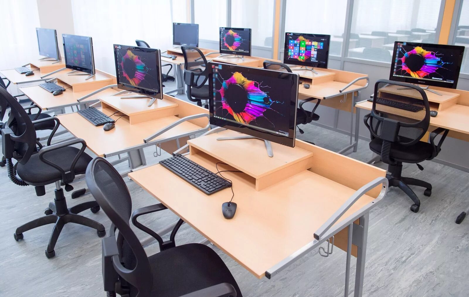 В классе установили новый компьютер. Столы для компьютерного класса. Современный компьютерный класс. Компьютерный кабинет. Стол для компьютерного класса в школе.