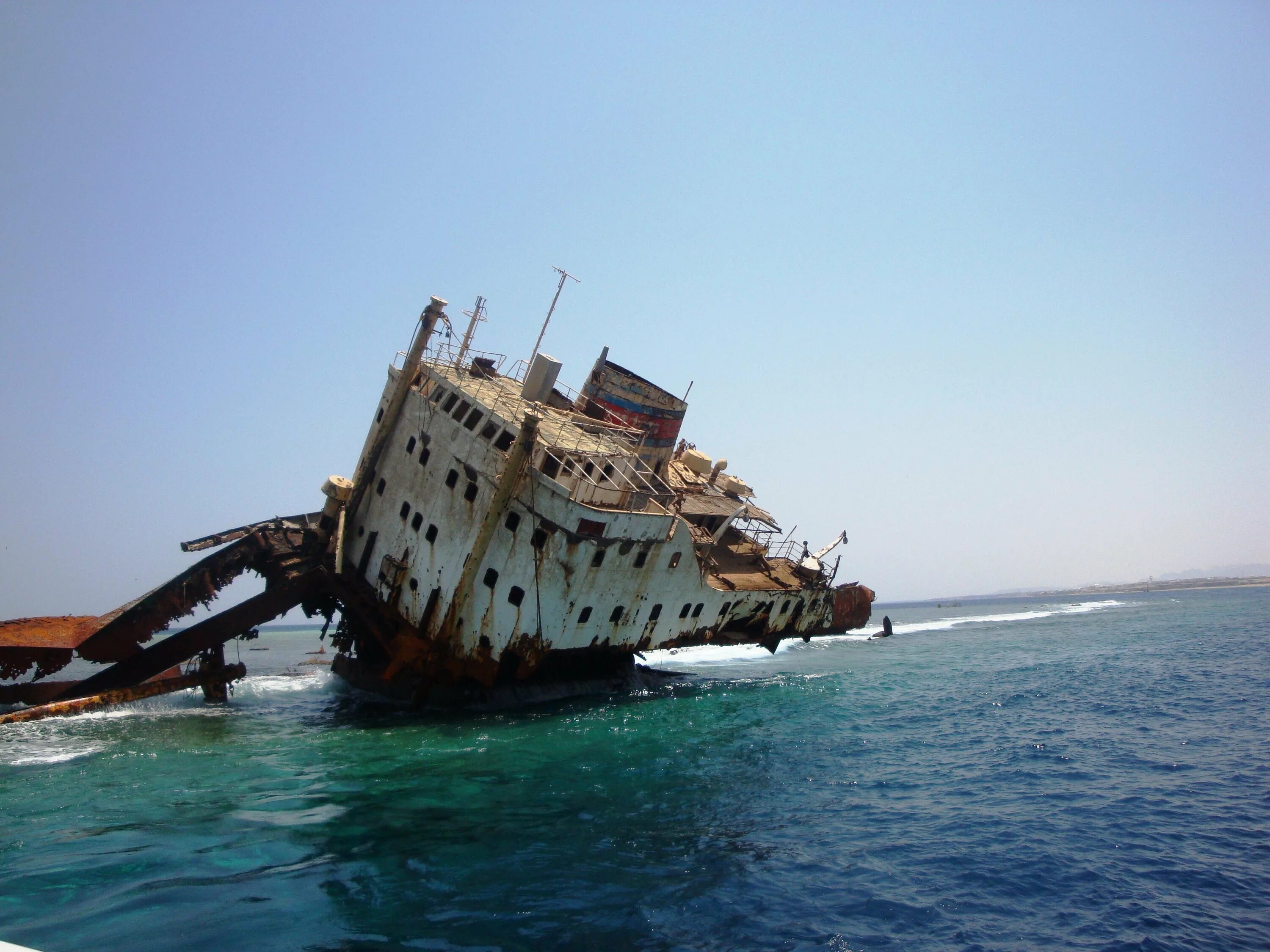 После крушения корабля. Затонувший Галеон «Сан-Хосе». Кольский полуостров затонувший корабль. World Discoverer корабль крушение. Заброшенный корабль Титаник.