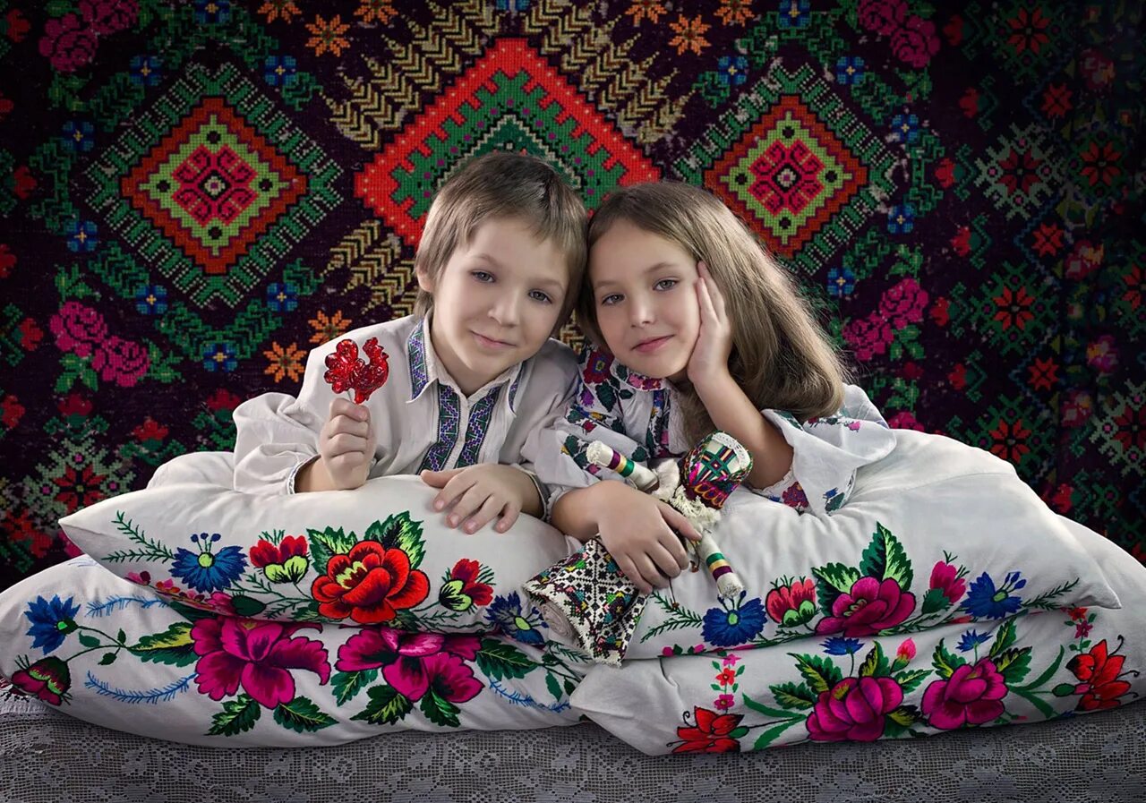 Фото детей украины. Ребенок в вышиванке. Дети в вышиванках. Дети Украины. Ребенок в украинской вышиванке.