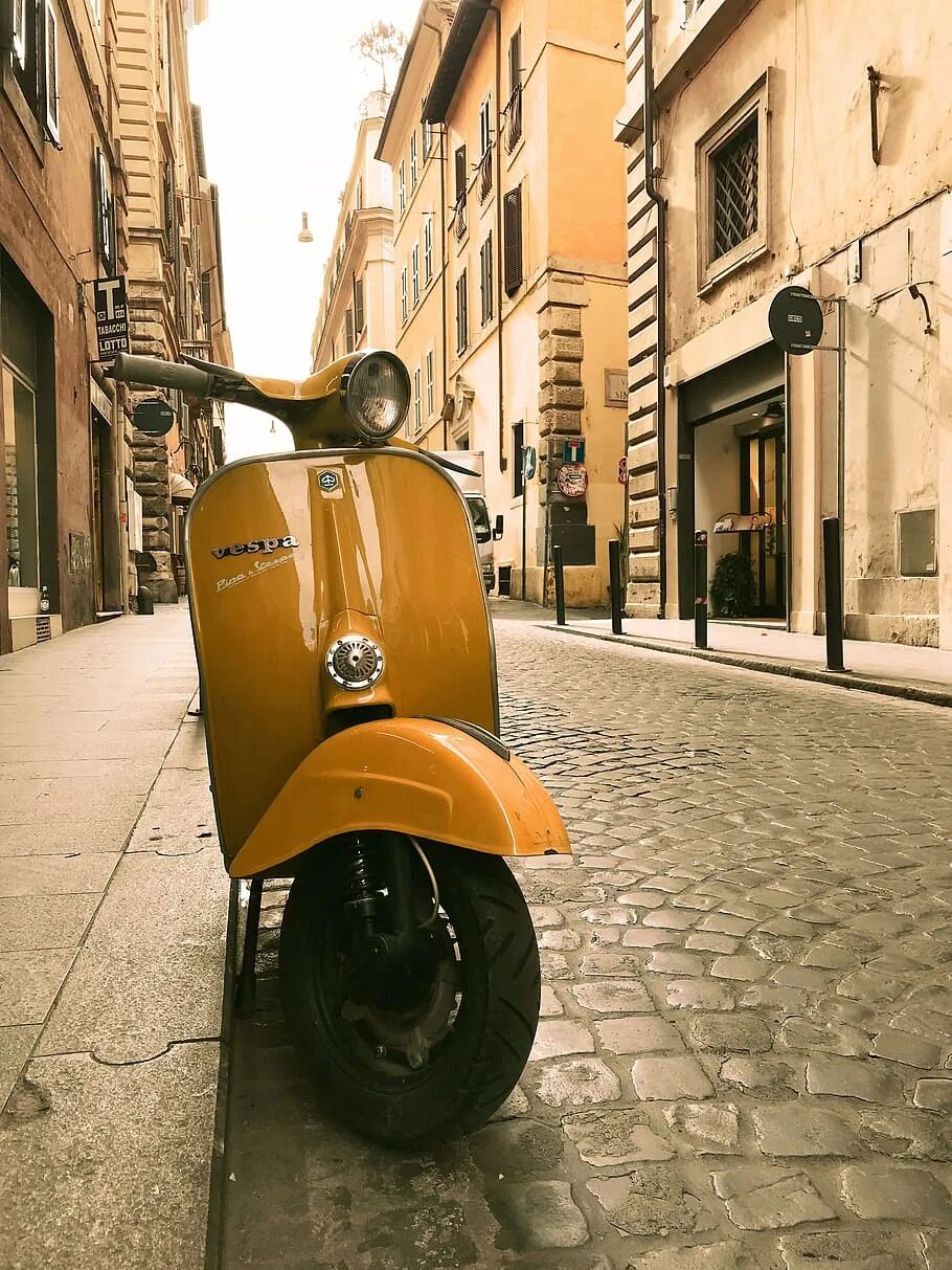 Мотороллер Италия Vespa. Мотороллер Веспа Рим. Мотороллер Веспа желтый. Итальянский мотоцикл Веспа. Желтый мопед