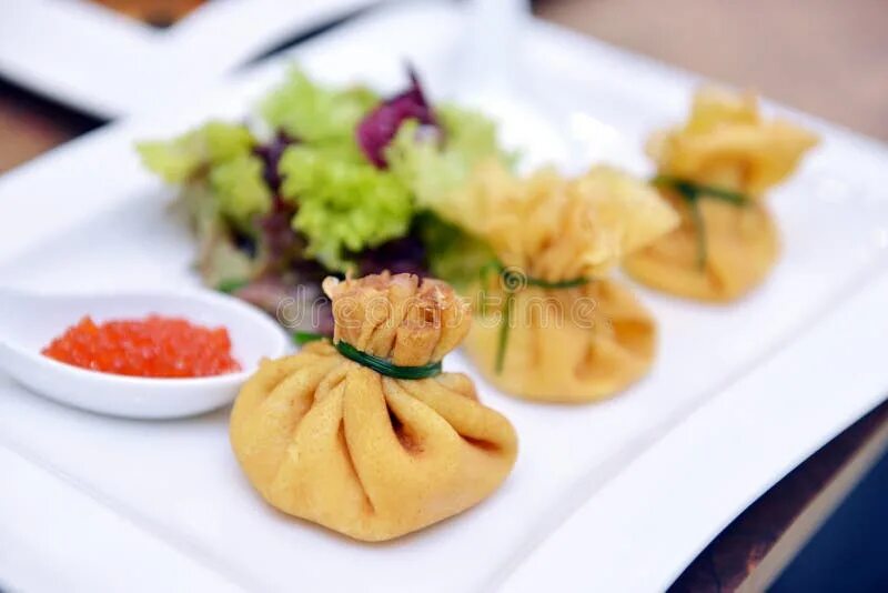 Хлеб с икрой. Блинные мешочки с семгой. Икра в оболочке. Мешочек с икрой 4 буквы. Бутерброды с икрой.