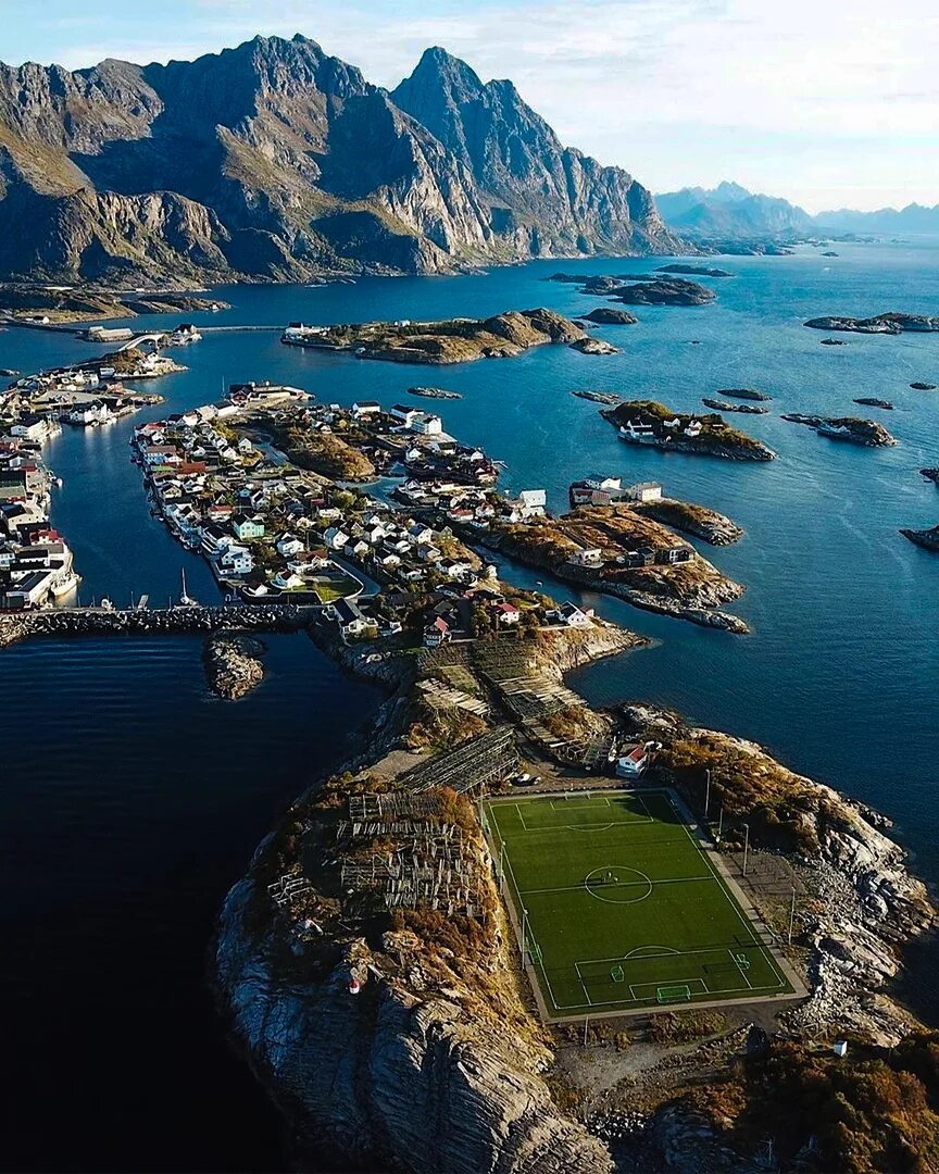 Хеннингсвер – Лофотенские острова, Норвегия. Стадион Хеннингсвер, Норвегия. Хеннингсвер Норвегия футбольное поле. Стадион на острове Хеннингсвер, Норвегия.