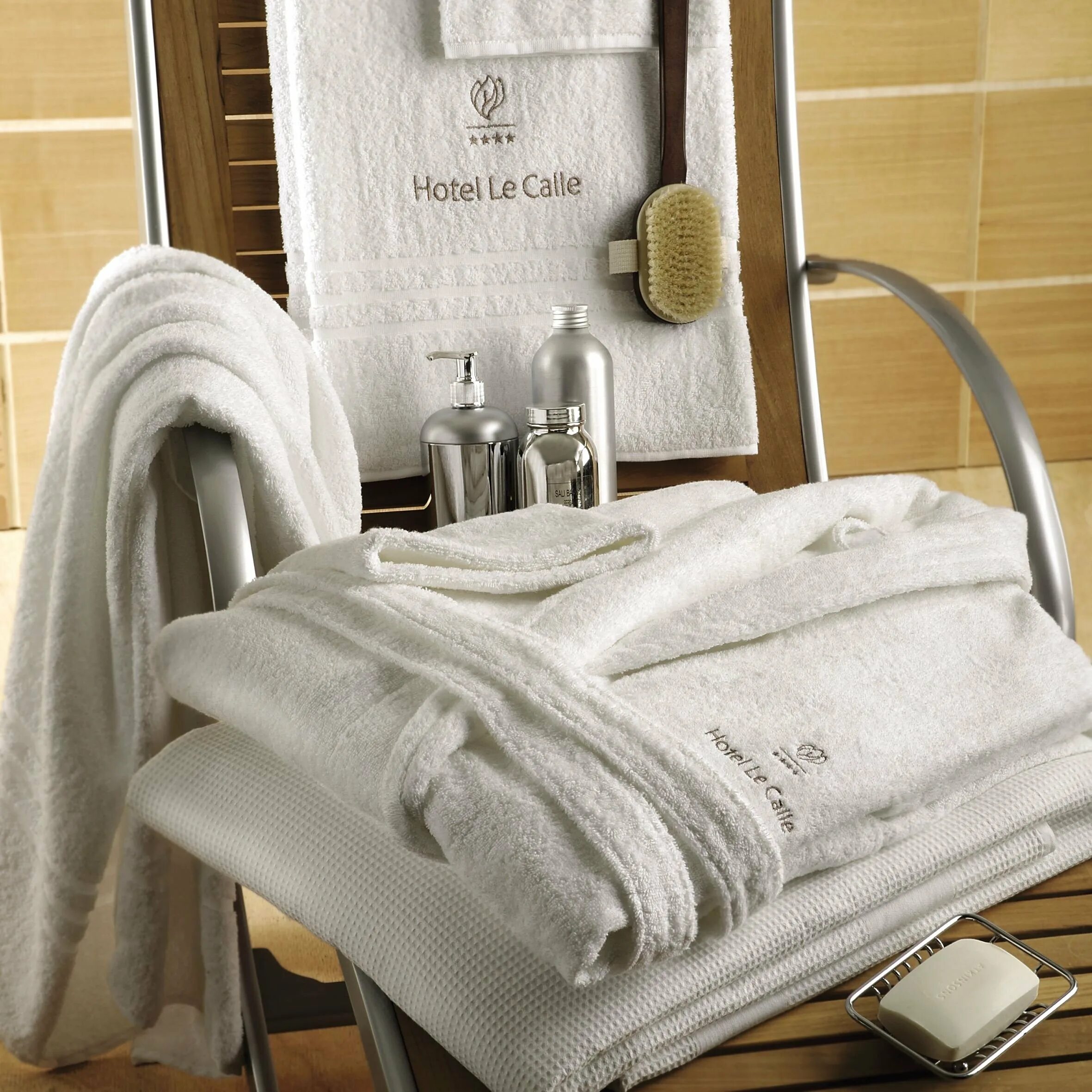 Брошенное полотенце. Полотенца в ванной. Полотенца в отеле. Красивые полотенца для ванной. Махровые полотенца для гостиниц.