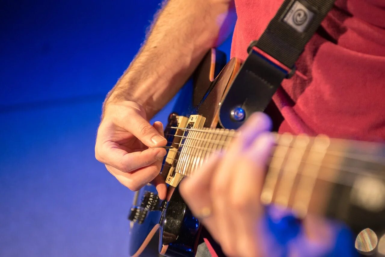 Рок гитара слушать. Человек с электрогитарой. Электрогитара в руках. Гитарист. Музыкант гитарист.