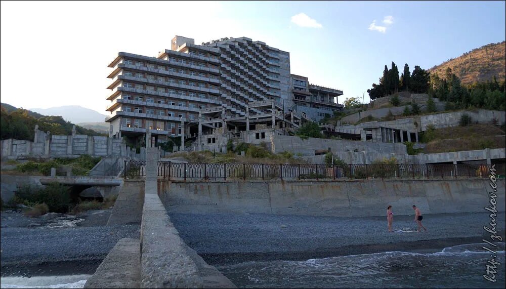 Пансионат лазурный алушта. Алушта Лазурное заброшенный санаторий. Лазурное Алушта заброшенный пансионат. Недостроенный пансионат в Алуште Лазурное. Лазурный берег Алушта недострой.