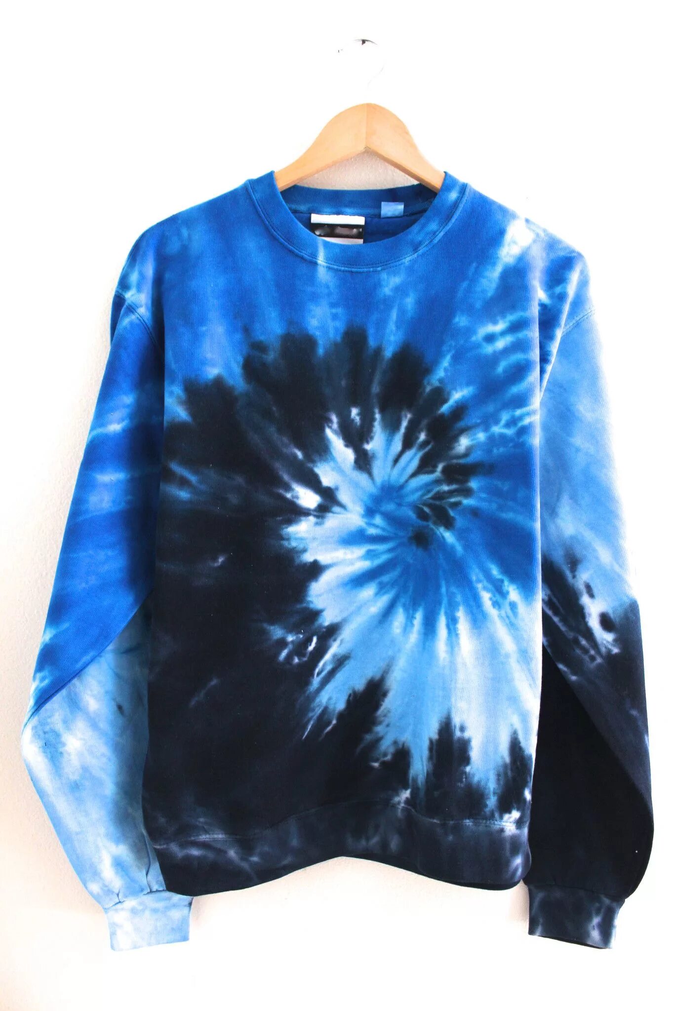 Tie dye свитшот. Кофта tie dye. Толстовка тай дай. Голубая толстовка. Зип худи tie dye bape.