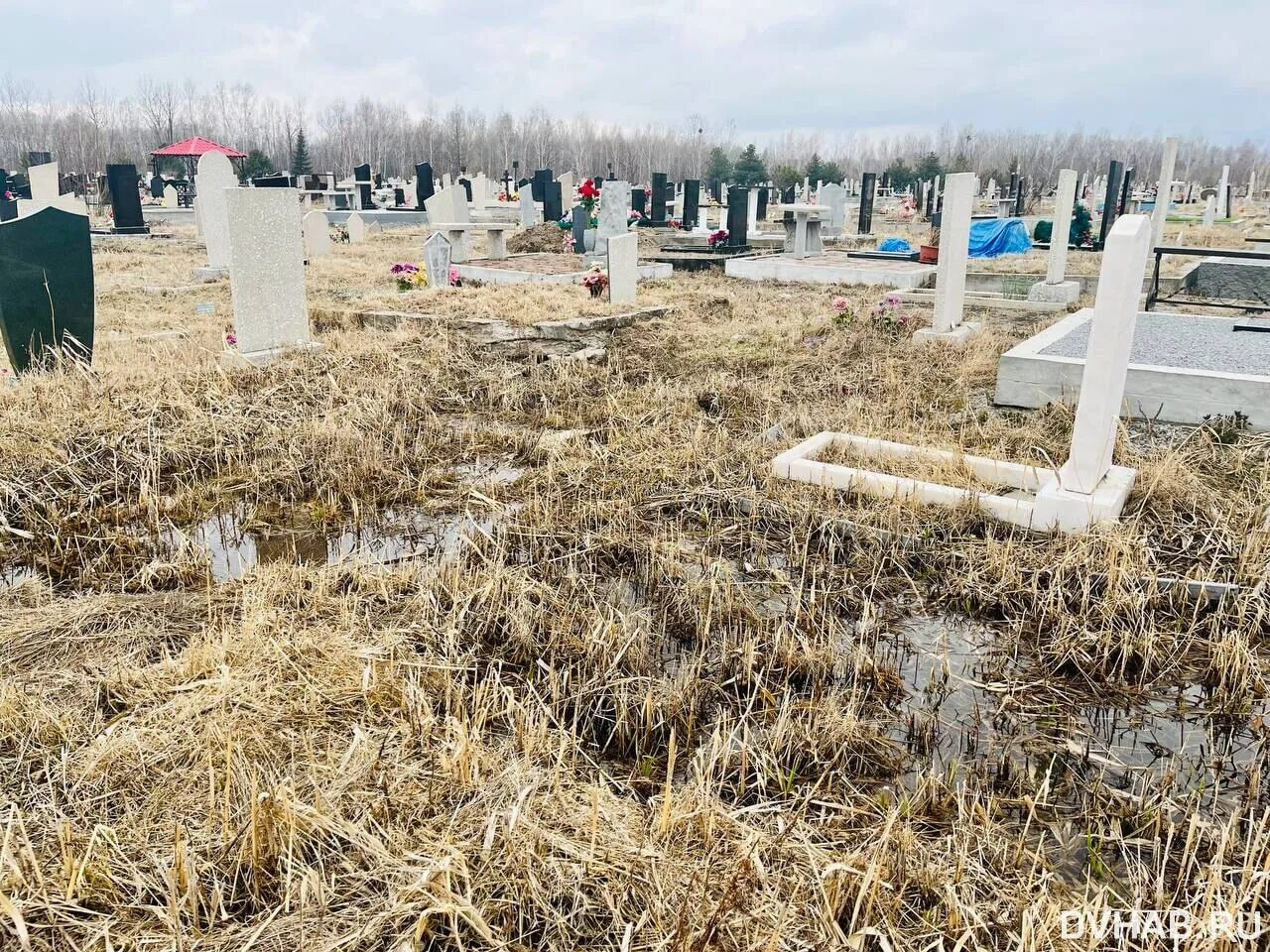 Могила утонувшей. Матвеевское кладбище Хабаровск сектора 161. Кладбище фото. Кладбище картинки. Памятники на кладбище.