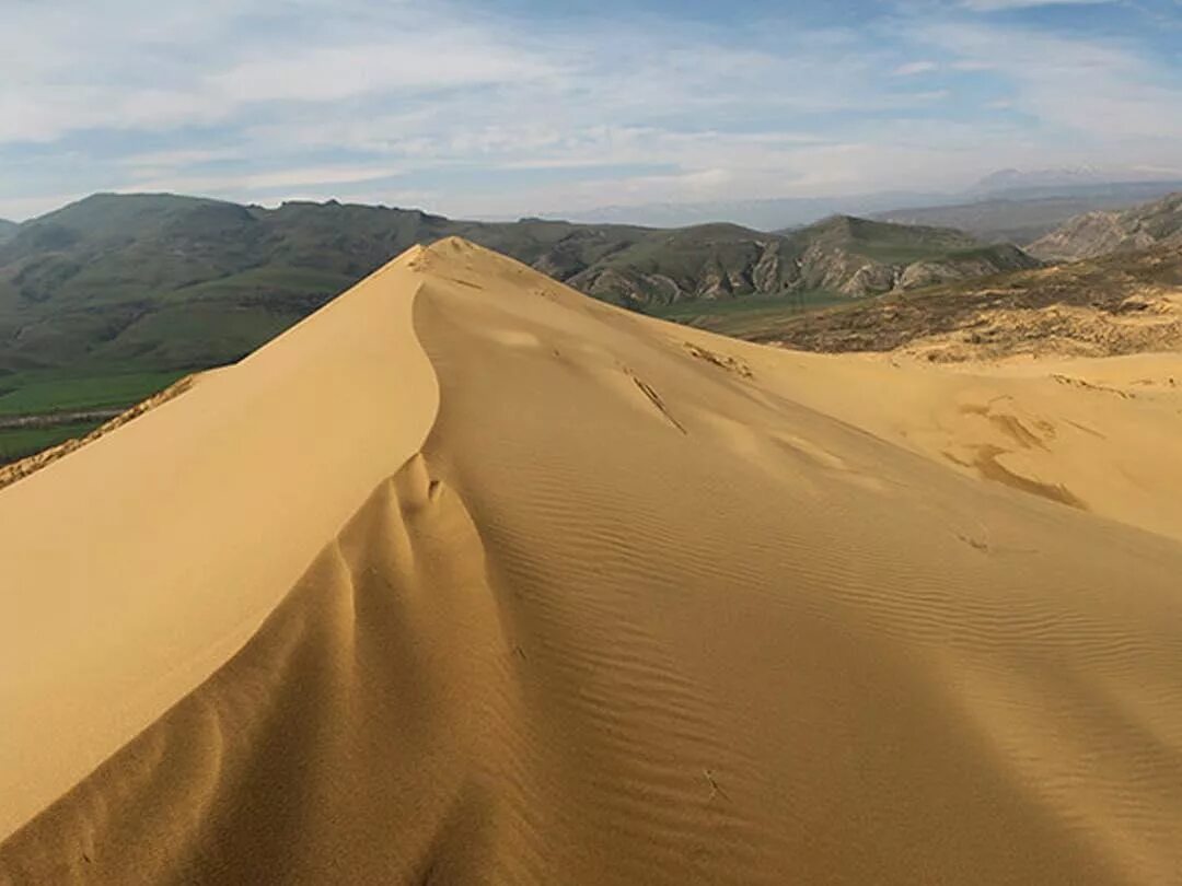 песчаный бархан сарыкум. песчаная гора в дагестане сарыкум. дагестанский заповедник бархан сарыкум. бархан сарыкум. песчаная дюна сарыкум.