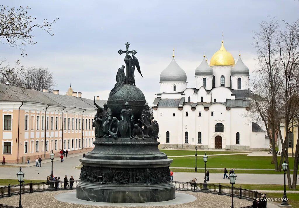 Исторический центр Великого Новгорода. Исторические памятники Великого Новгорода и окрестностей. Памятник на Софийской площади в Великом Новгороде. Памятники культуры смоленской земли