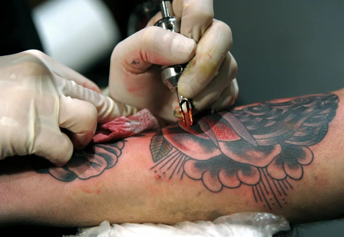Процесс нанесения Татуировки. Сдать кровь после тату