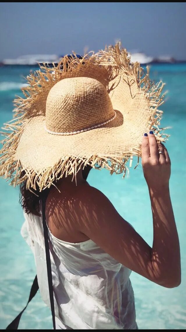 Шляпка на море. Шляпа на море. Соломенная шляпа на пляже. Девушка в шляпе на море. Шляпа на воде