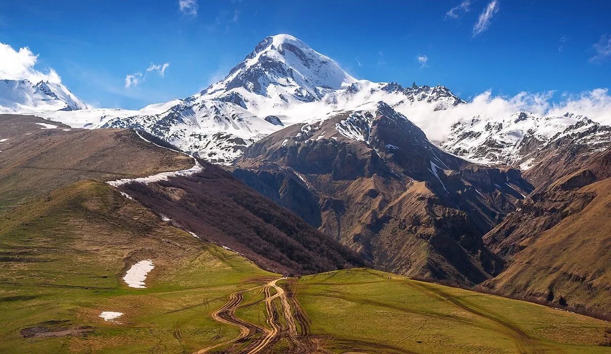 Кавказ самая высокая. Гора Казбек Грузия. Гора Казбек Северная Осетия. Горы Кавказа Казбек. Казбек Грузия дорога.