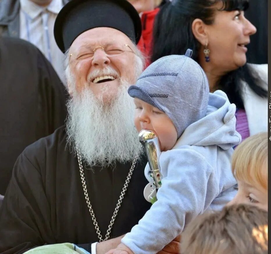 Отец смех. Дети в православном храме. Священники смеются. Батюшка. Радость Православия.