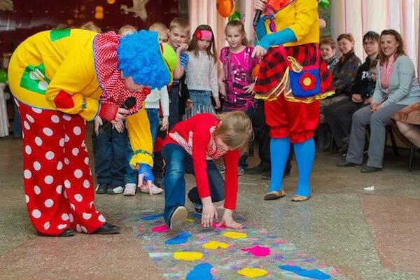 Детские сценарии клоуном. Реквизит для аниматоров на детский праздник. Клоун в детском саду на празднике. Аниматор клоун на детский праздник. Конкурсы для аниматоров на детский праздник клоун.