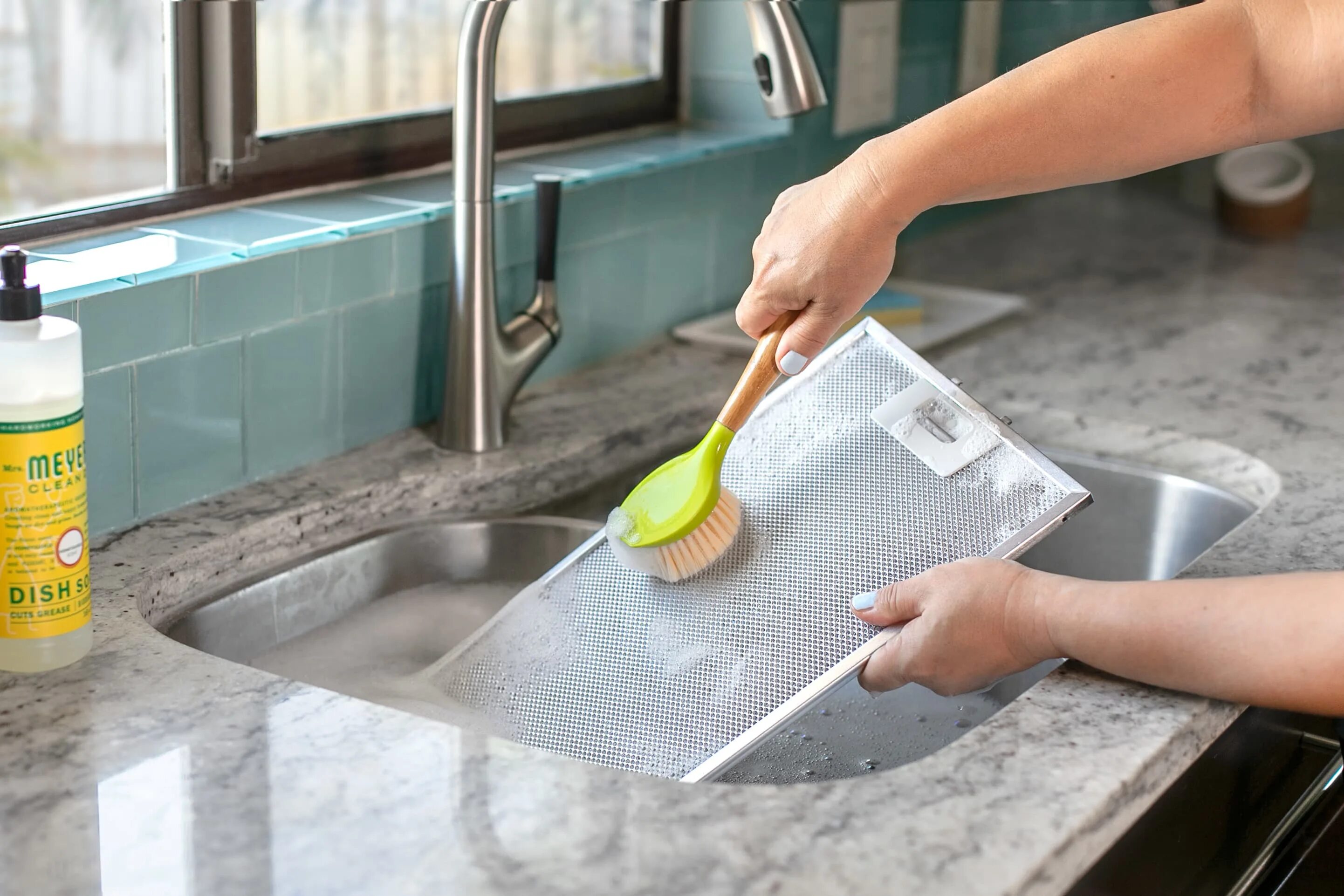 Очистить вытяжку от жира в домашних. Мытье посуды. Чистка вытяжки на кухне. Отмываем кухонный гарнитур от жира. Протирает кухонный стол.