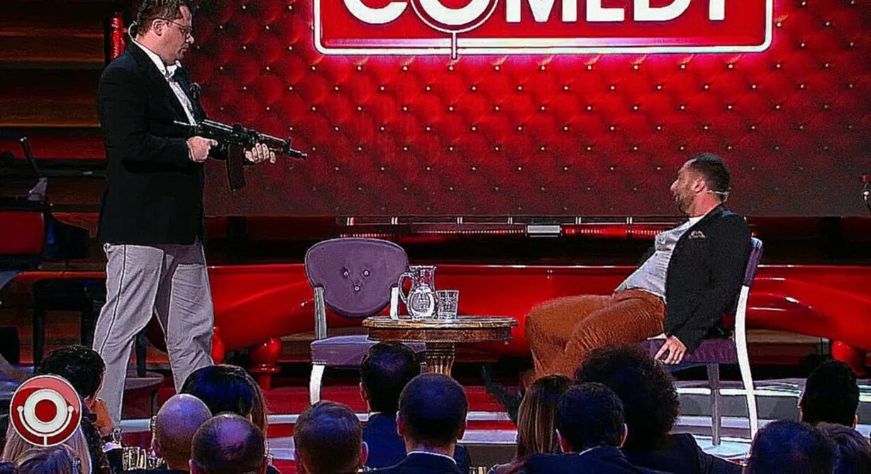 Камеди клаб после корпоратива. Гарик харламов и демис карибидис. comedy club гарик харламов демис карибидис. камеди клаб нудный человек демис карибидис. харламов батрутдинов карибидис скороход.