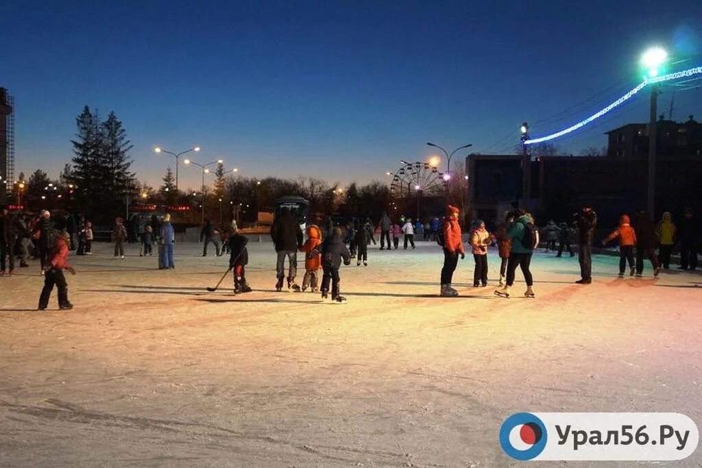 Юбилейный орск каток. Открытый каток Орск. Комсомольская площадь Орск каток. Катки в Орске 2022.