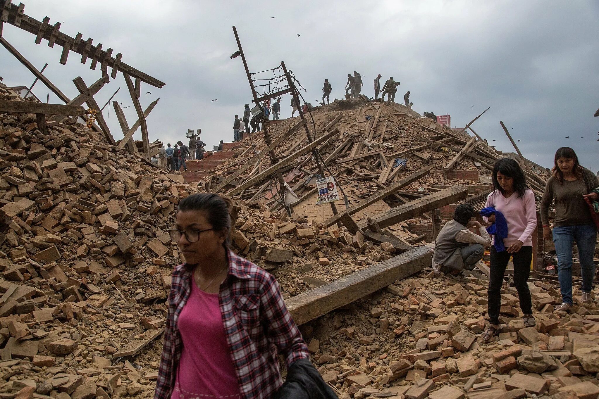 Землетрясение 8 апреля. Землетрясение в Непале 2015. Катманду землетрясение. Катманду 2015 год землетрясение. Землетрясение в Непале.
