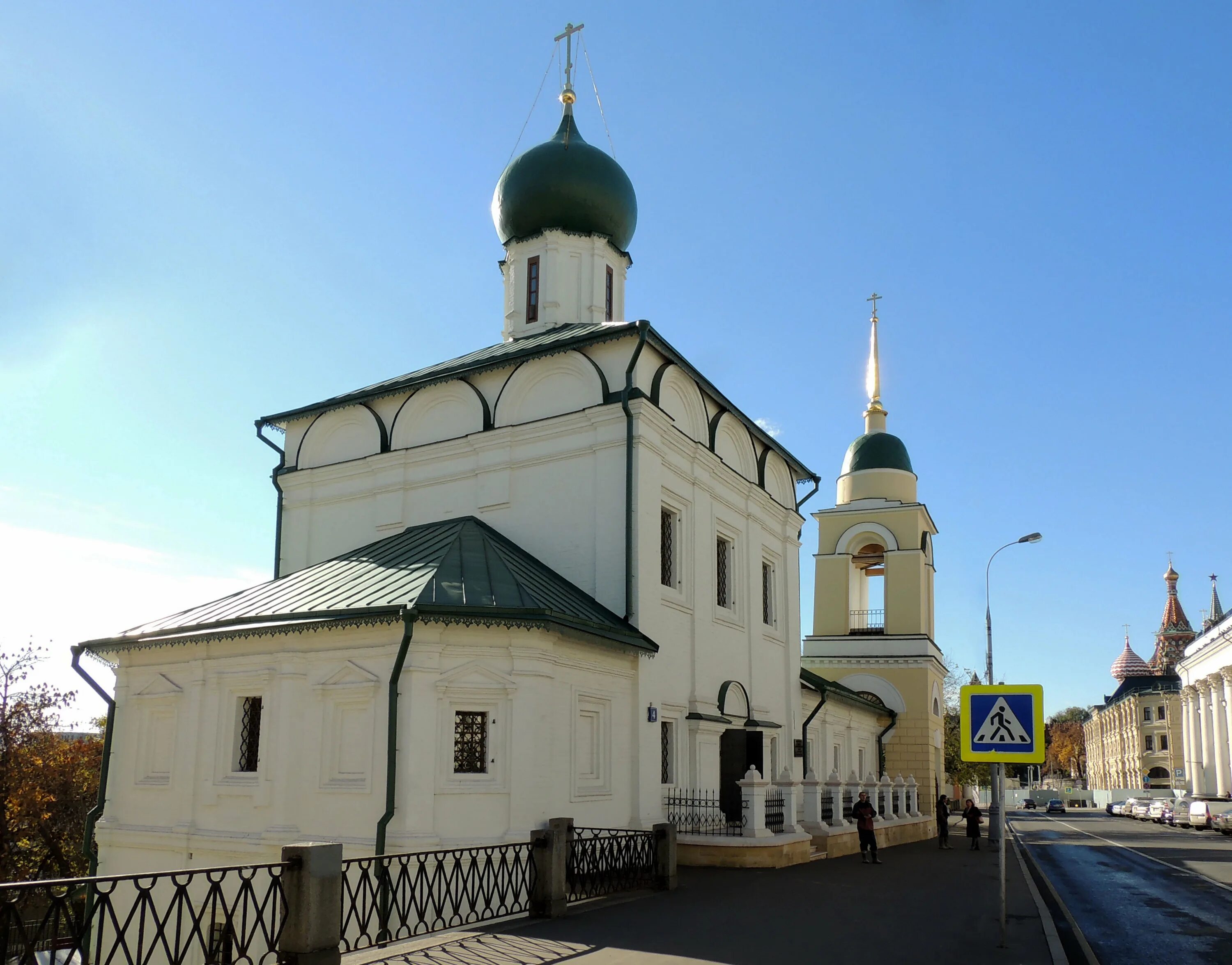 Варварка 4 москва. Церковь максима исповедника на варварке. храм максима блаженного в москве. церковь святого максима блаженного на варварке. блаженный максим московский храм варварка.
