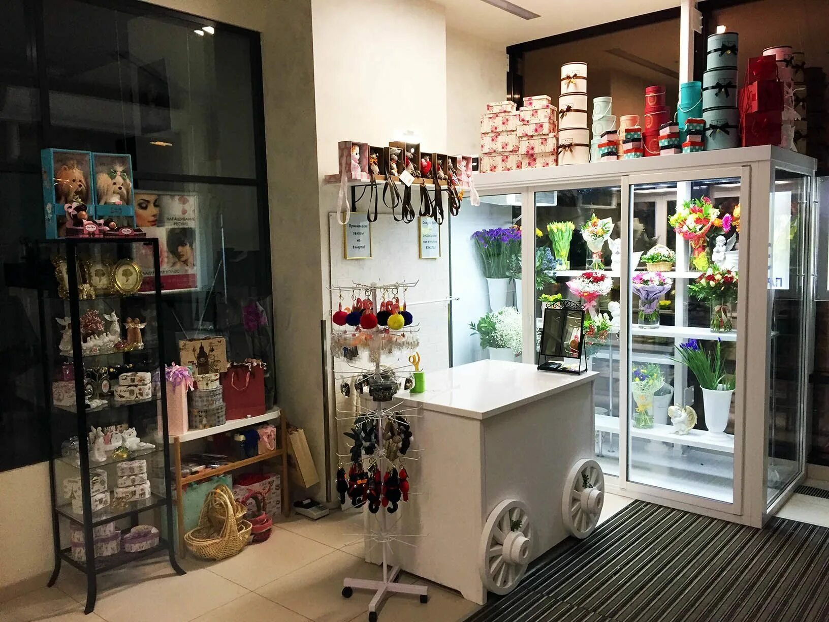 маленькие магазинчики в тц. магазин мелких. магазин мелких. продуктовый магазин самообслуживания. магазин продуктов.