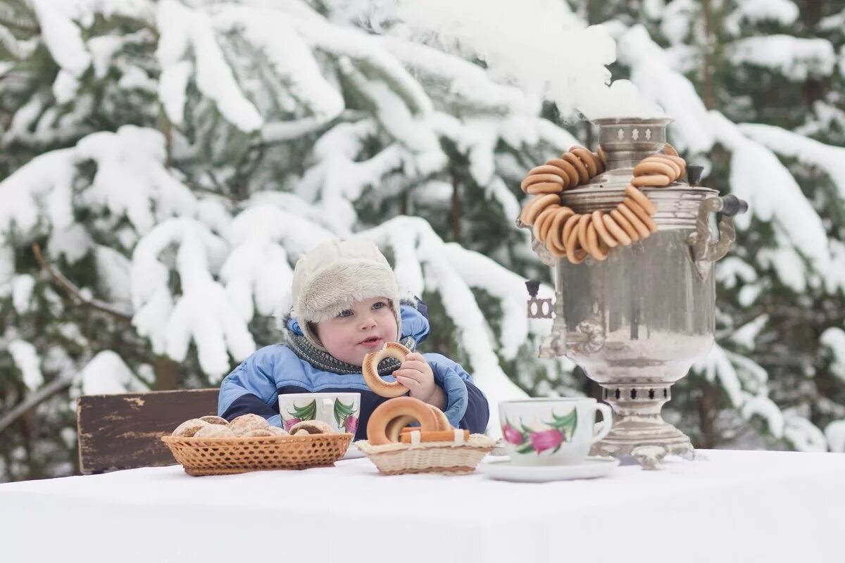 чай зимние каникулы. самовар зимой. дети зимой на улице. чаепитие на природе зимой. горячий чай зимой.