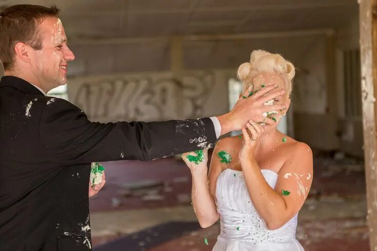Кидает торт. Trash the Dress торт в лицо на свадьбе. Испорченная свадьба. Кинул торт в лицо невесте. Трэш Веддинг.