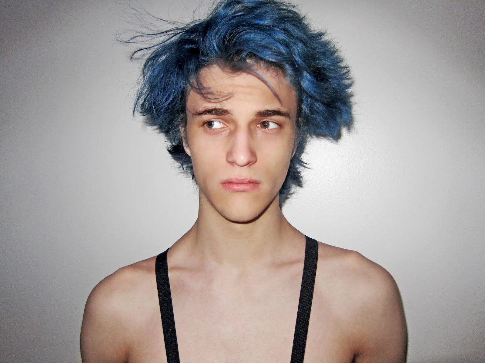 Дилан ван с голубыми волосами. Бирюзовые волосы у парней. Парень с синими волосами. Цветные волосы у парней. Влад а4 синие волосы.