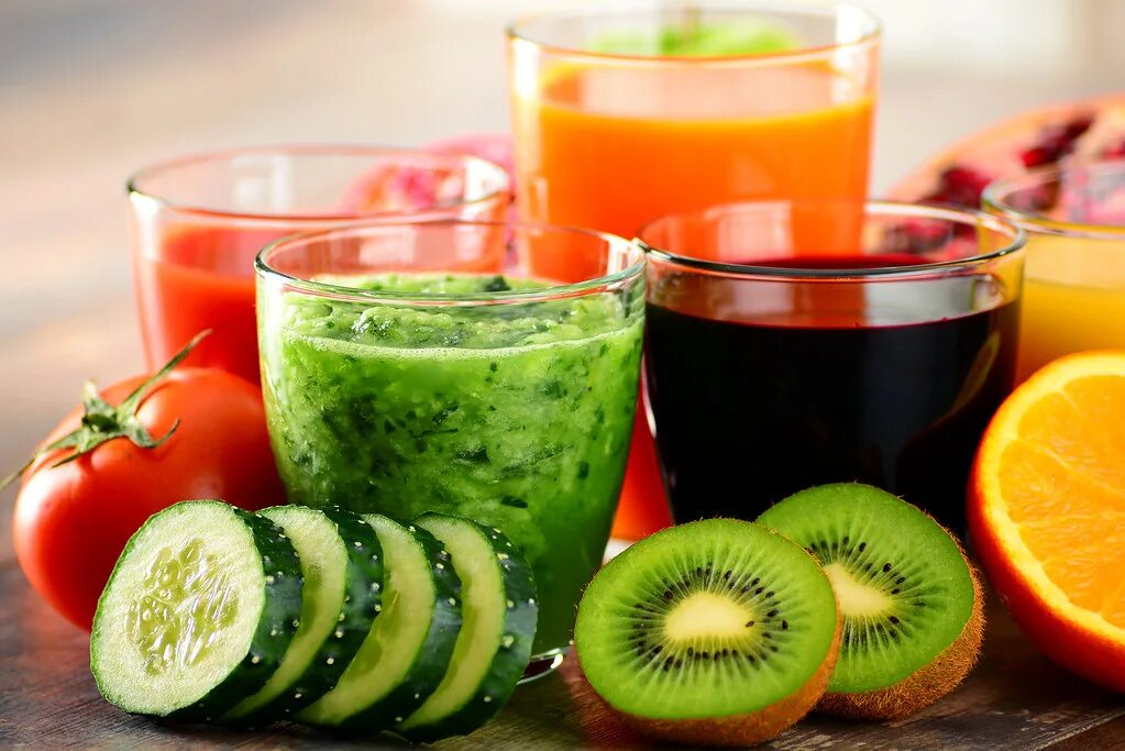 Стакан сока. Свежевыжатый сок. Свежевыжатый сок. And her juices. Фруктовый сок.