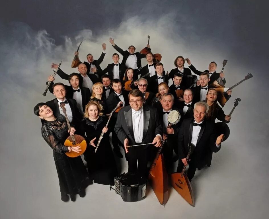 Виктор елисеев дирижер генерал-майор. Государственный академический ансамбль в им зыкина. Хоровой дирижер александр александров. Елена евгеньевна биломар. Военный оркестр александрова дирижер.