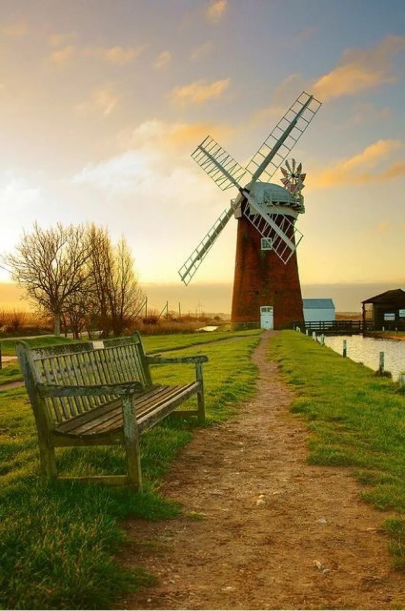 Мельница на английском. Норфолк-Бродс (Norfolk broads) — национальный парк в Восточной Англии,. Пейзаж с мельницей. Мельница в Англии. Пейзаж с мельницей фото.